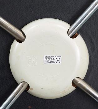 STOLAR, ett par "Sjuan", Arne Jacobsen för Fritz Hansen, 1981.