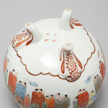 A Japanese vase, Meiji, (1868-1912).