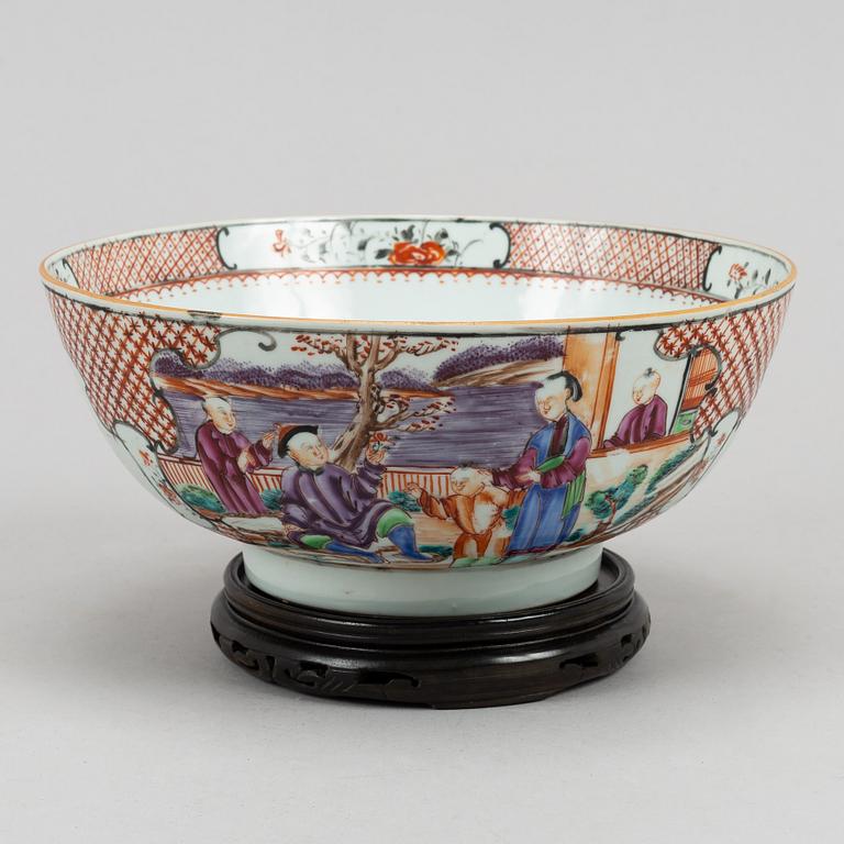 A famille rose export porcelain bowl, Qing dynasty, Qianlong (1736-95).