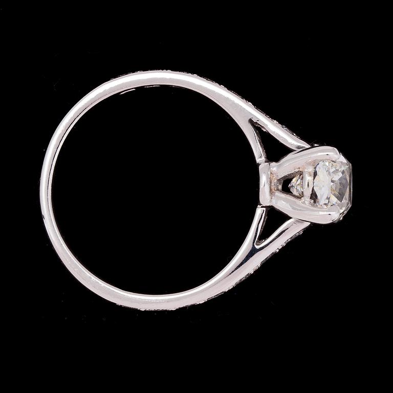 RING, radiant cut diamant, 1.65 ct, samt briljantslipade på sidorna, tot. ca 0.50 ct.