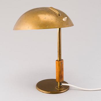 Paavo Tynell, BORDSLAMPA, 9216, oy Taito ab. Modellen formgiven 1949.