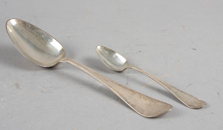 MATSKEDAR samt TESKEDAR, 24 delar, silver, 1855-97. Vikt 830 gr.