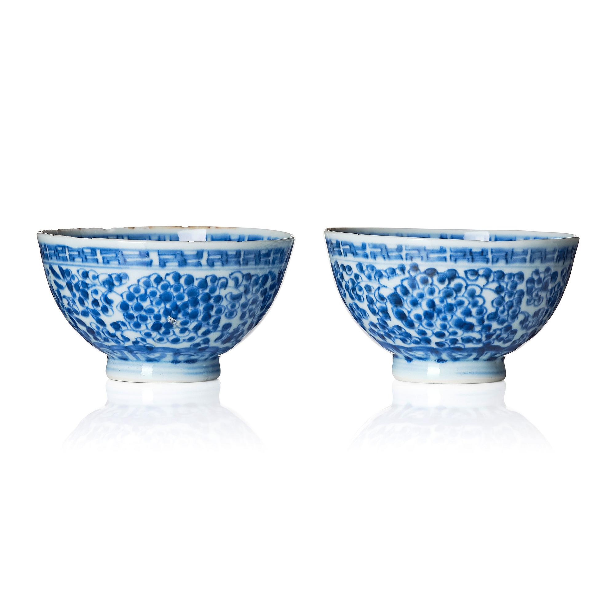 Skålar, ett par, porslin. Qingdynastin, Yongzheng märke och period (1723-35).