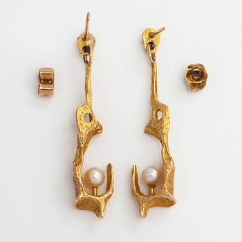 Björn Weckström, a pair of 14K gold and cultured pearl earrings, 'By the springs' for Lapponia 1967.