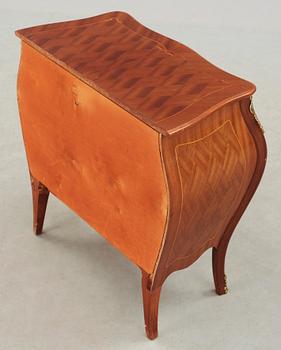 BYRÅ, rokokostil, 1900-talets andra hälft.