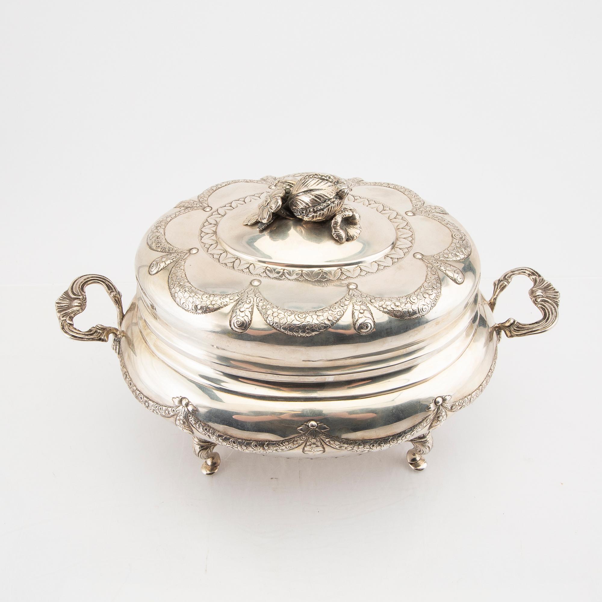 A Swedish 20th century silver tureen Swedish import impress, weight 2460 grams.