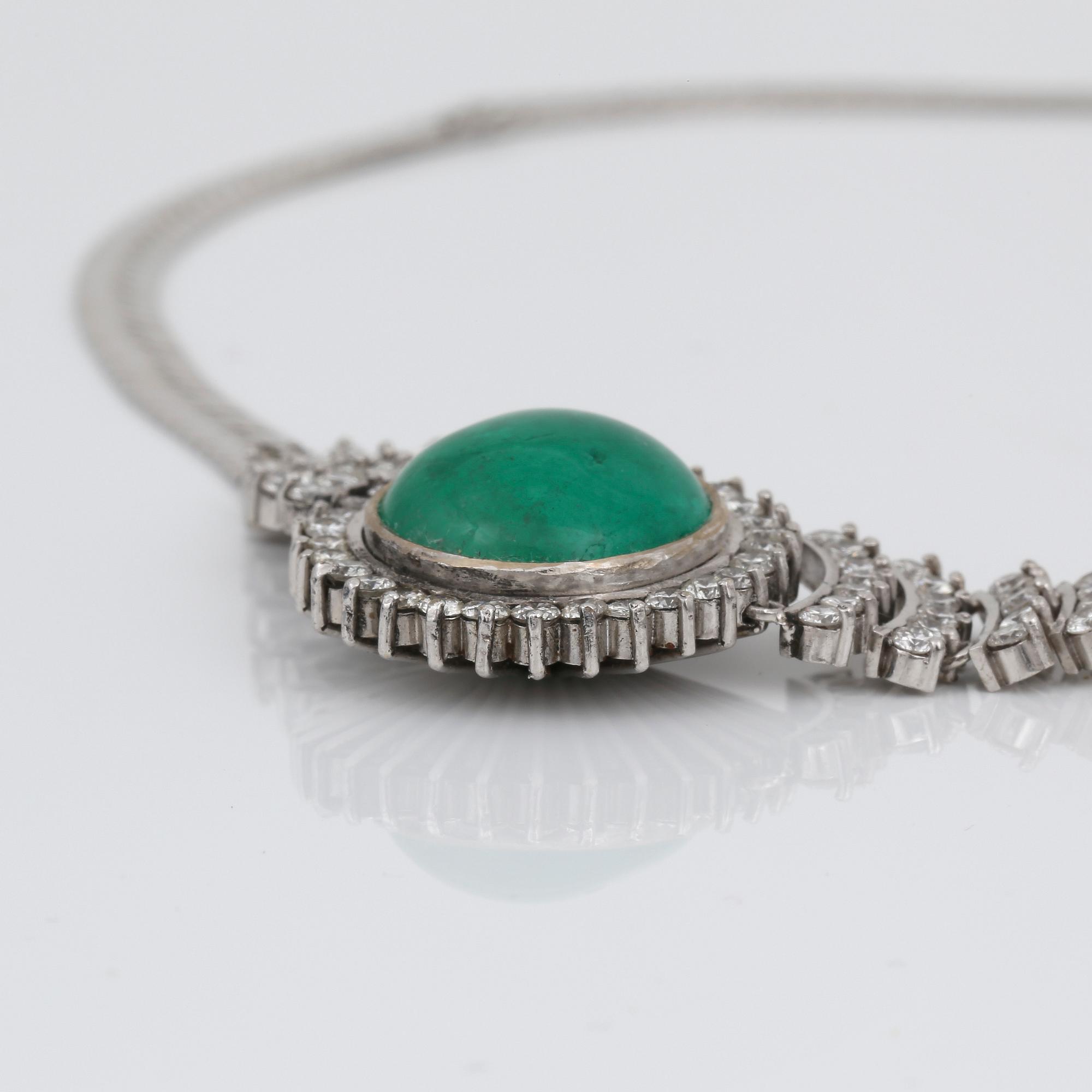 COLLIER, 18K vitguld med smaragd ca 9,76 ct och briljantslipade diamanter tot ca 2,47 ct. Vikt ca 31,4 g.