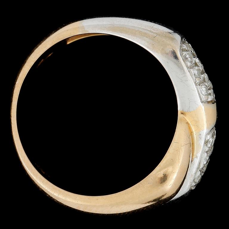 RING, 18k tvåfärgat guld med små diamanter. Vikt 6,5g.