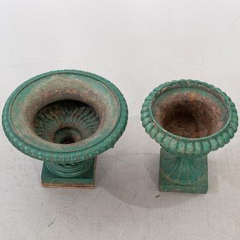 TRÄDGÅRDSURNOR 2 st Husqvarna Nr1 och Nr 5, gjutjärn omkring 1900.