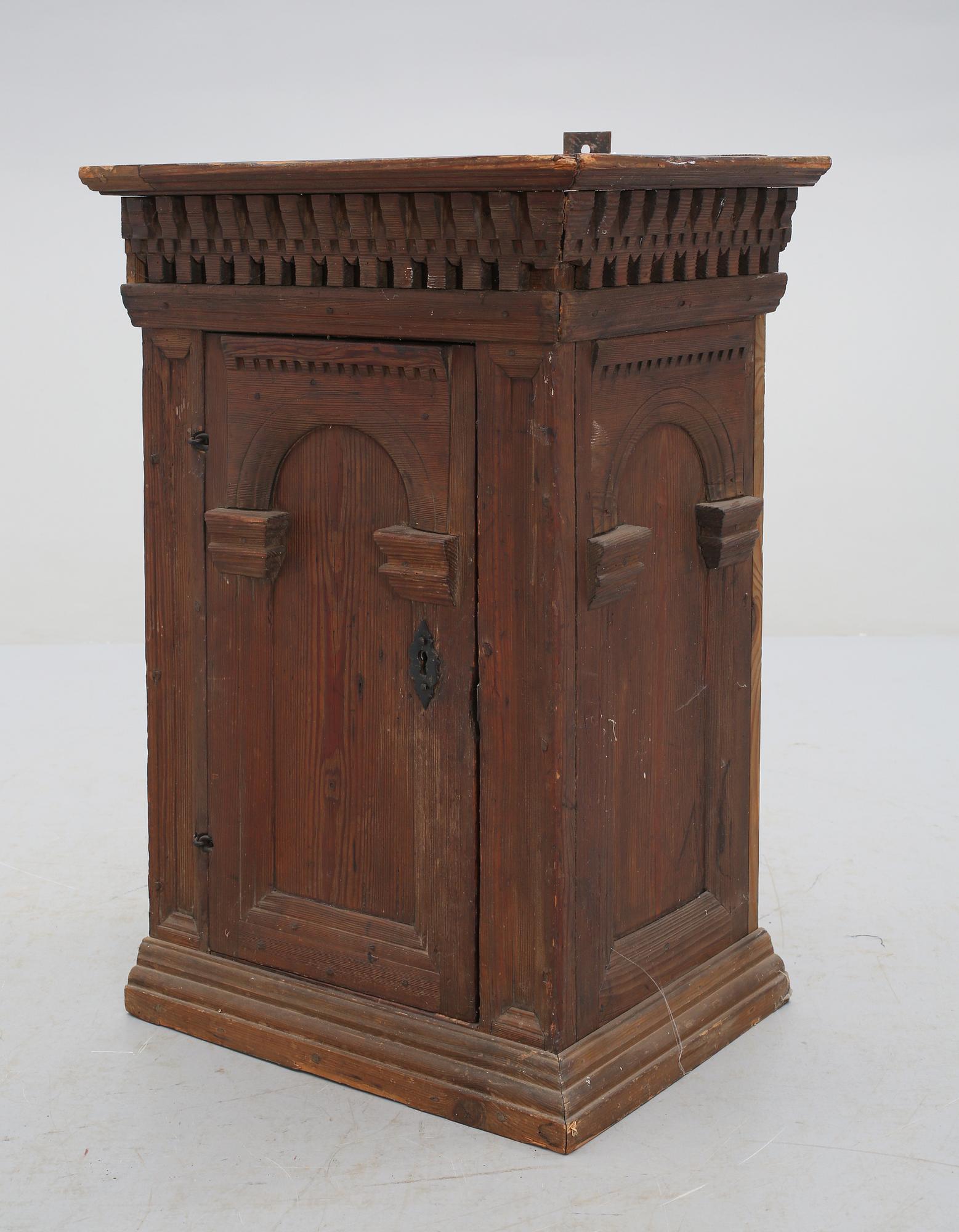 HÄNGSKÅP, 1700/1800-tal.