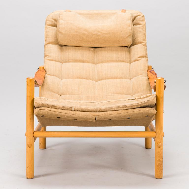 BROR BOIJE, A pair of 'Junker' easy chairs and an ottoman for Dux, Sweden, latter half of the 20th Century.
