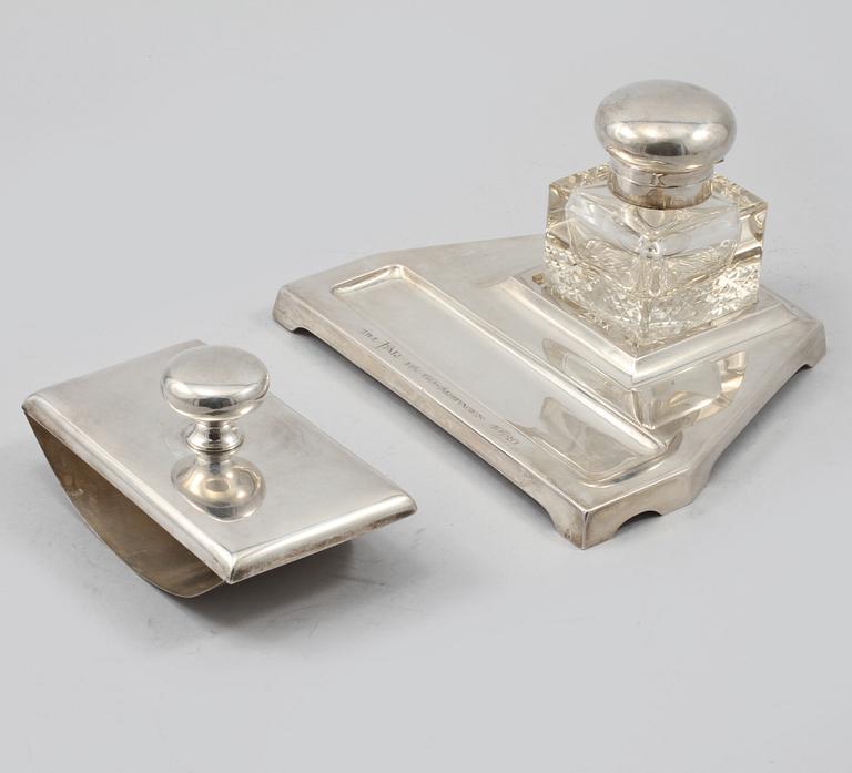 SKRIVSTÄLL, tre delar, silver och glas, K Andersson, Göteborg, 1904.