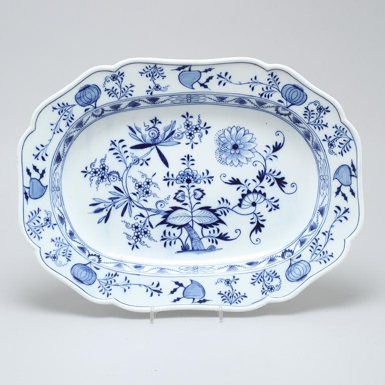 A porcelain serving dish from Meissen, first half of the 20th century.