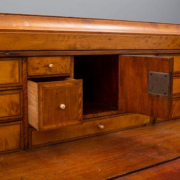 A mid 19th century chest of drawers.