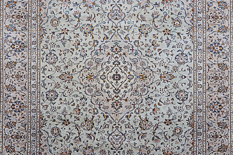 A Kashan carpet, c. 355 x 251 cm.