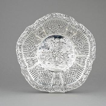 SKÅL, silver, importstämplar samt Oskar Lindroos, Helsingfors, 1931. Vikt ca 304g.