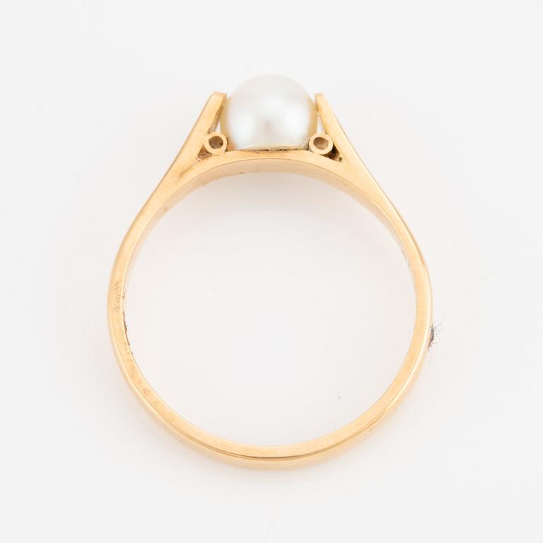 Ring 18K gold with cultured pearl.