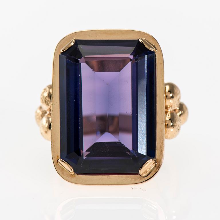 RING, 14K guld, syntetisk safir med färgväxling. Reino Viktor Koivisto 1967. Vikt ca 22,1 g.