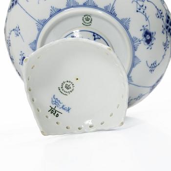 Royal Copenhagen, Serveringsskålar, tre stycken samt terrin, porslin, "Musselmalet helblond" (Blue fluted full lace), 1968-73.
