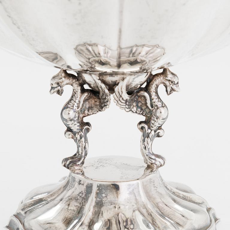 A Spanish silver bowl, maker's mark J. Perez Fernandez, and a silver salt cellar, Platería López, Madrid.