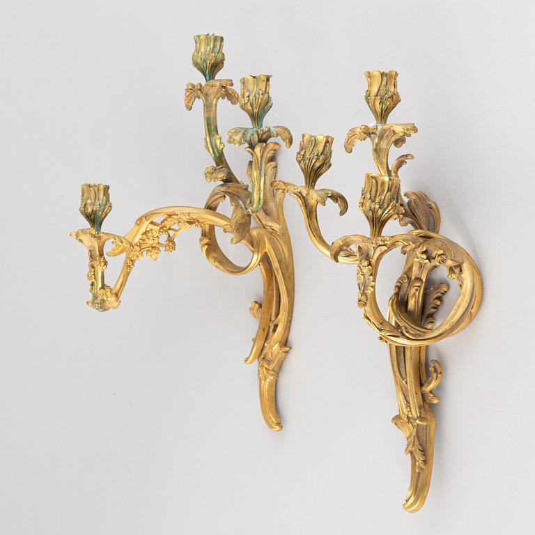 A pair of bronze wall sconces, Louis XV-style, 19th century.