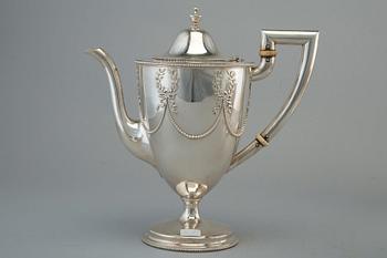 TEE- JA KAHVIKALUSTO, 5 osaa. Sterling hopeaa. J. E. Caldwell Philadephia Pennsylvania USA 1800 l. loppu.
Paino 3012 g.