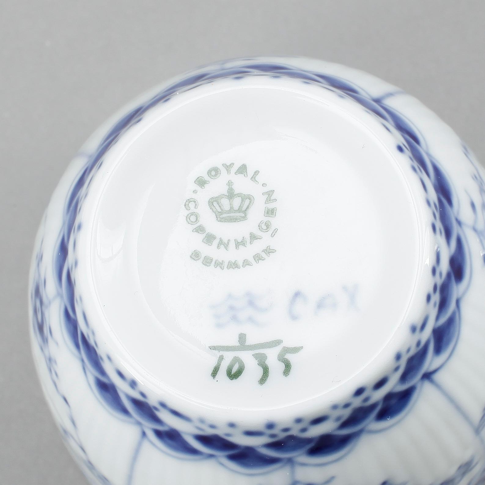 SERVISDELAR, 84 stycken, porslin, Musselmalet, Royal Copenhagen.