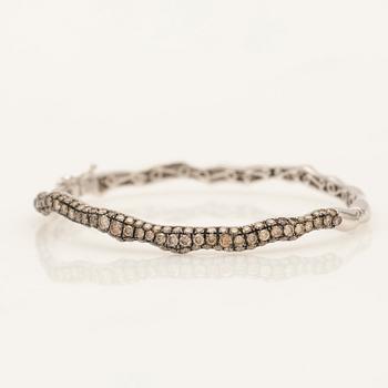 Bracelet, set with brilliant-cut diamonds and white gold.