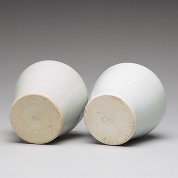 Two white glazed pots, Transiton, 17th Century.