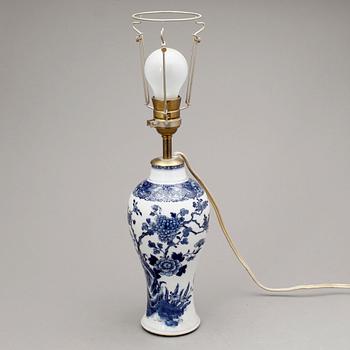 BORDSLAMPA. Porslin. Qing dynastin, Qianlong (1736-95).