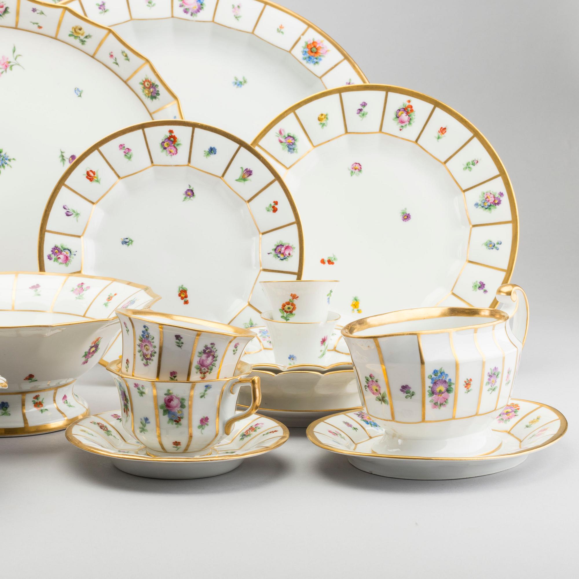 A 83 PIECES "HENRIETTE" DINNER SERVICE IN POCELAIN BY ROYAL COPENHAGEN, Denmark.