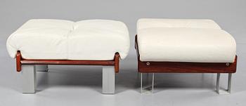 FÅTÖLJER SAMT FOTPALLAR, ett par, omkring 1970.