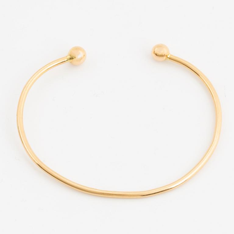18K gold bangle.