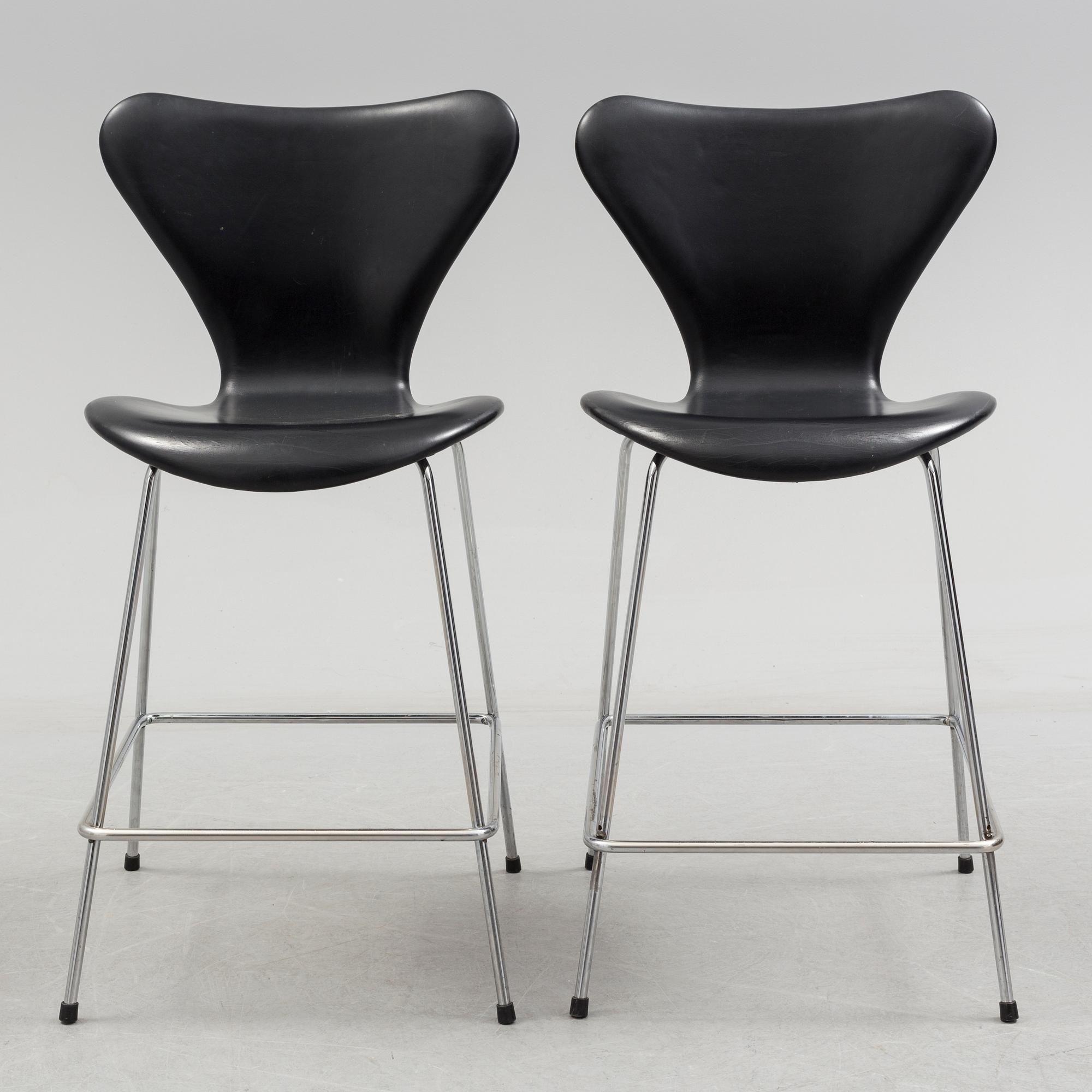 ARNE JACOBSEN, a pair of "Sjuan 3187" leather barstools, Fritz Hansen.