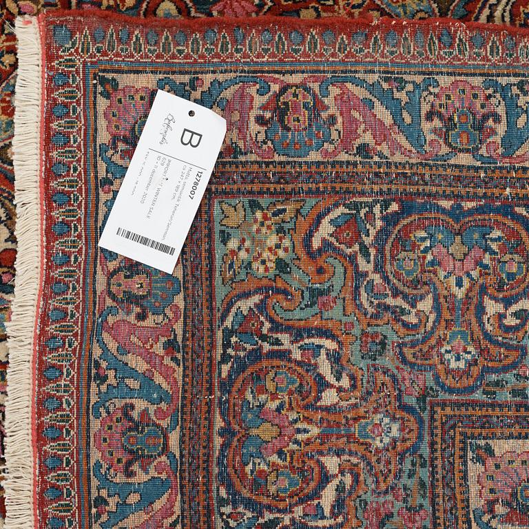 A rug, semi-antique Tehran/Semnan, ca 247 x 189 cm.