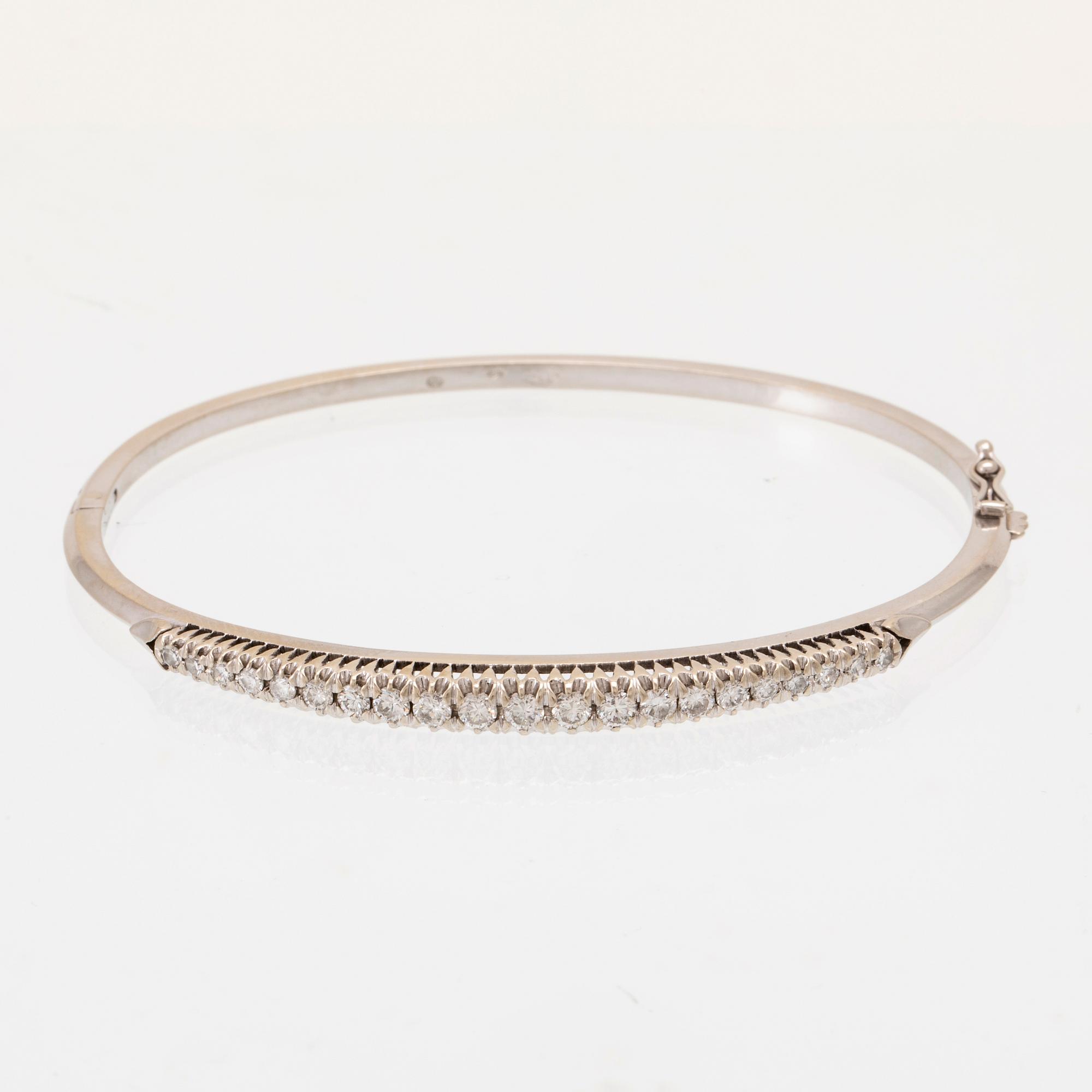 Stelt armband 18K vitguld med runda briljantslipade samt enkelslipade diamanter, Italien.