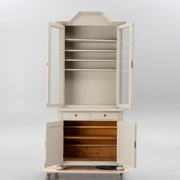 Display cabinet, from around the year 1900.