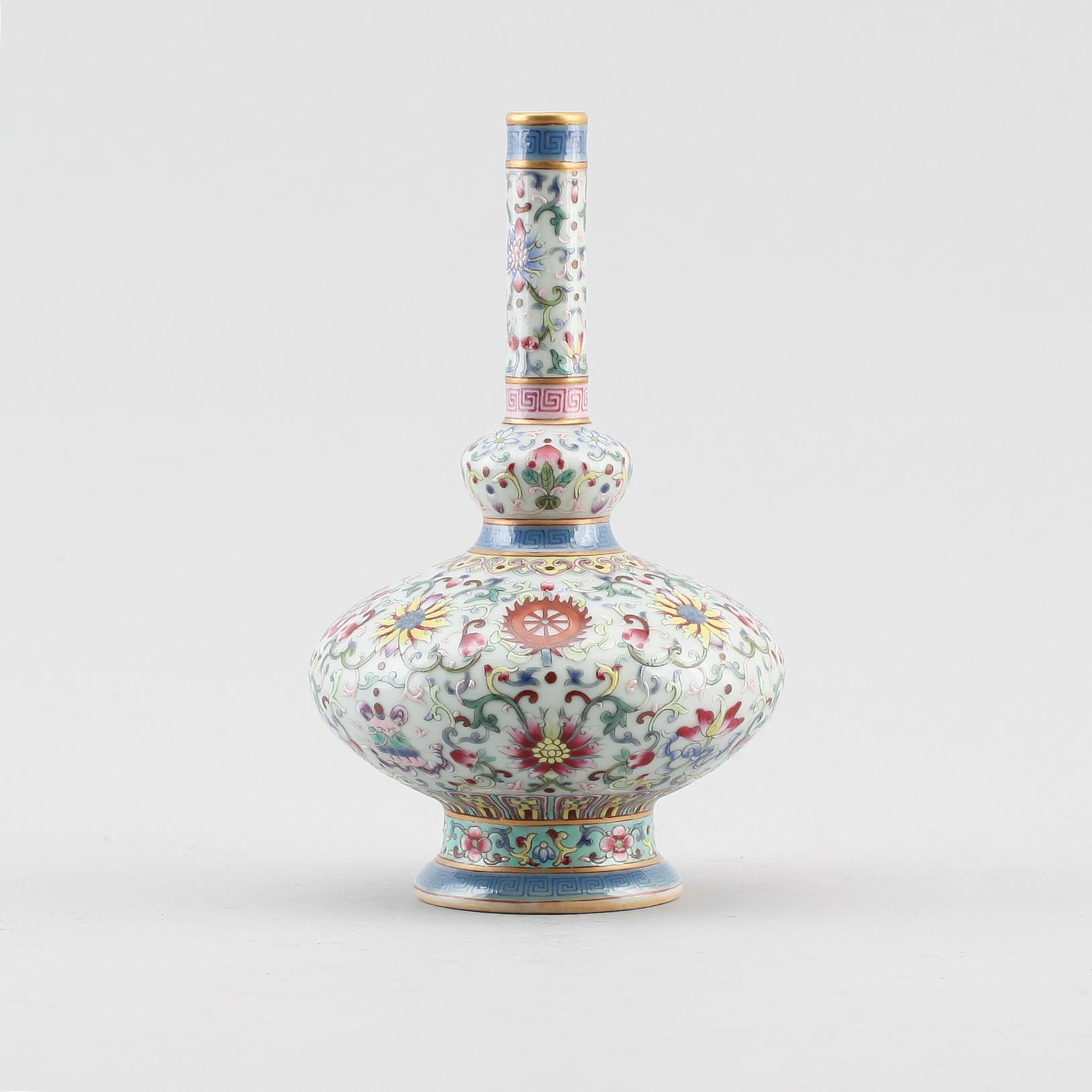 VAS, porslin, Kina, bär Qianlongs märke, sannolikt 1900-tal.