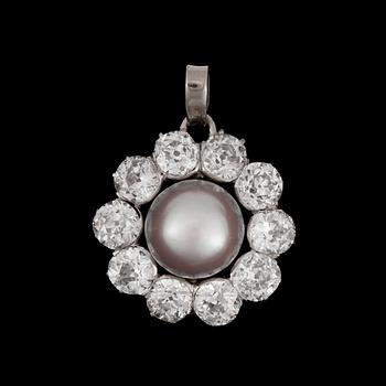 943. A diamond and grey pearl pendant with old cut diamonds, tot. app. 7cts.