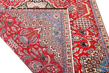 A Kashan carpet, c. 350 x 224 cm.