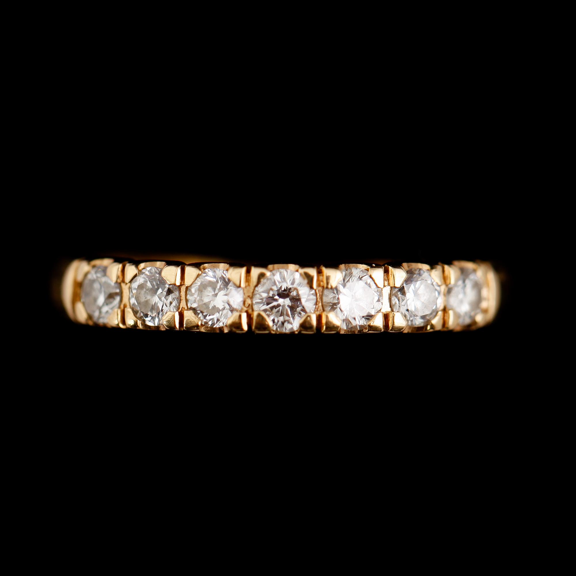 ALLIANSRING, 18 k guld med 7 briljantslipade diamanter, svenska stämplar 1992. Total vikt ca 4 gram.