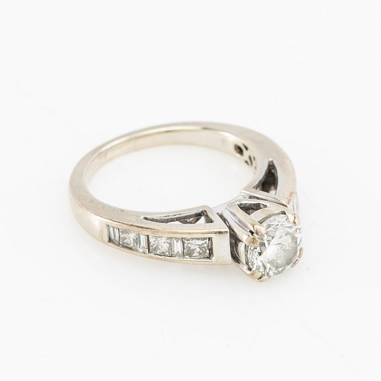 Ring 14K white gold set with a round brilliant-cut diamond, as well as princess-cut and baguette-cut diamonds.