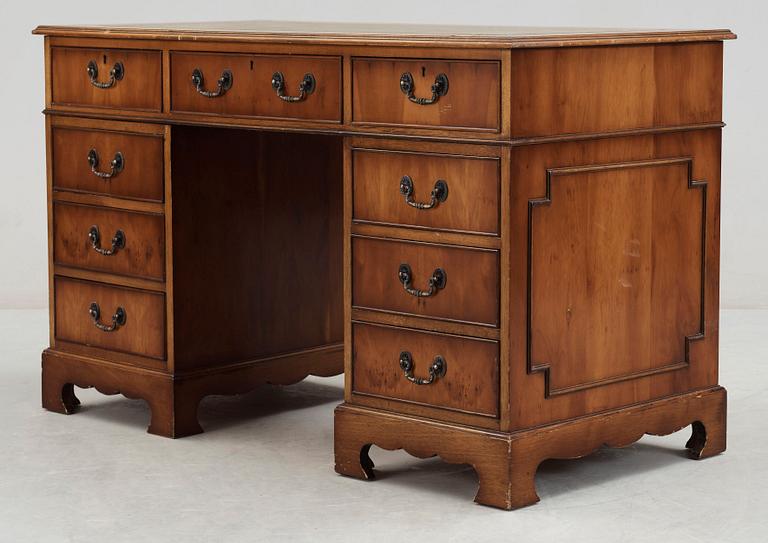 SKRIVBORD, engelsk stil, 1900-talets andra hälft.