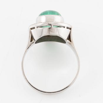 Ring 18K vitguld med en cabochonslipad smaragd och runda briljantslipade diamanter.