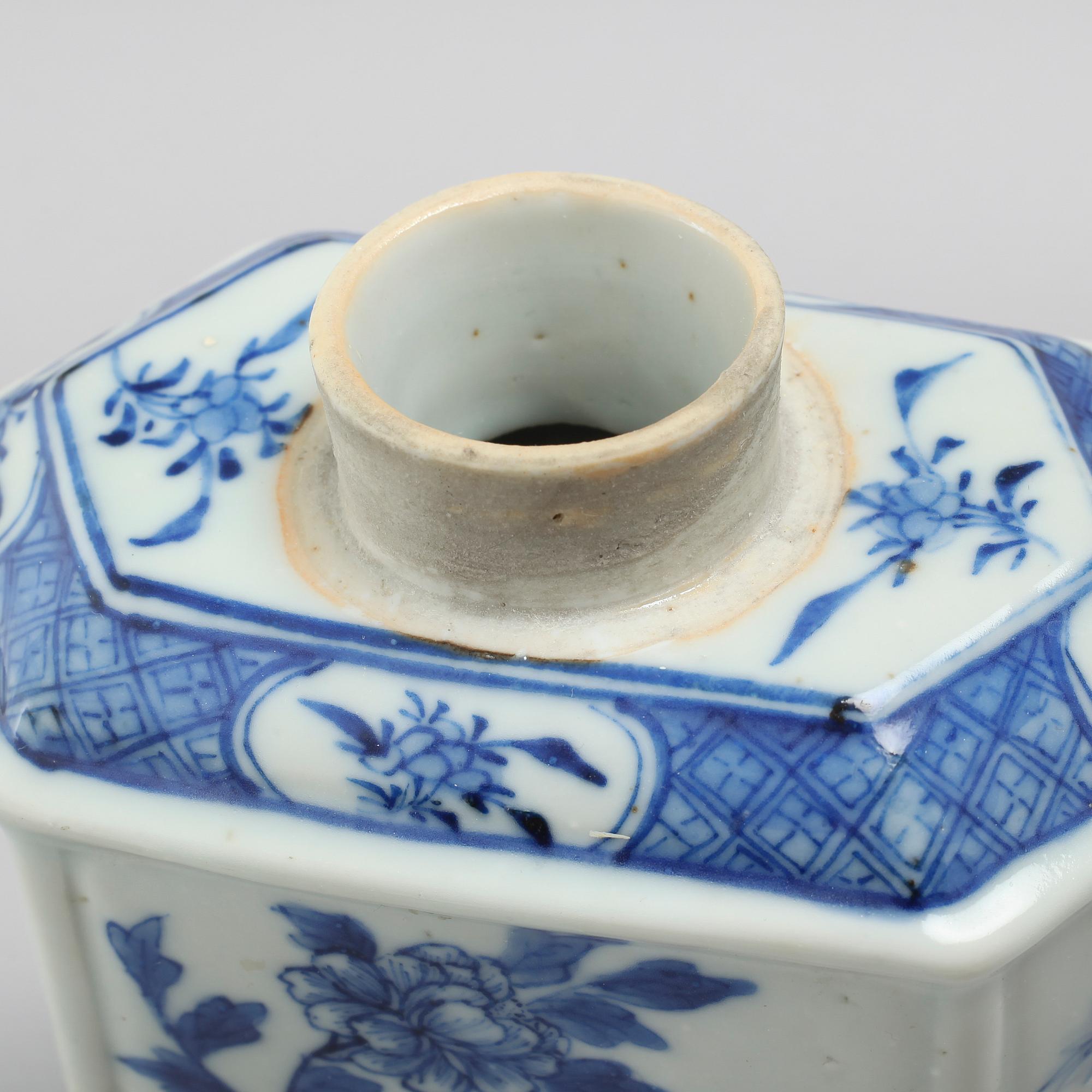 A porcelain tea caddy from China, late Qing dynasty (1644-1912).