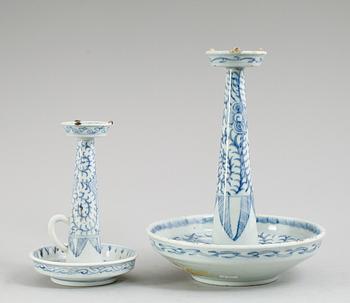 RÖKELSESTÄLL, 2 st, porslin, Kina, 1800-tal.