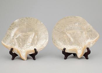 SNÄCKOR / SKULPTURER, ett par, pärlemor, Kina, 1900-tal.