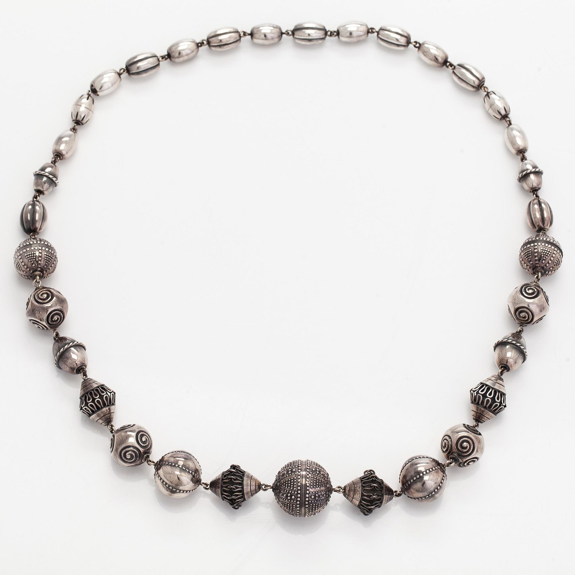 Kalevala Koru, "Halikon kääty", necklace and bracelet, silver, 1988.