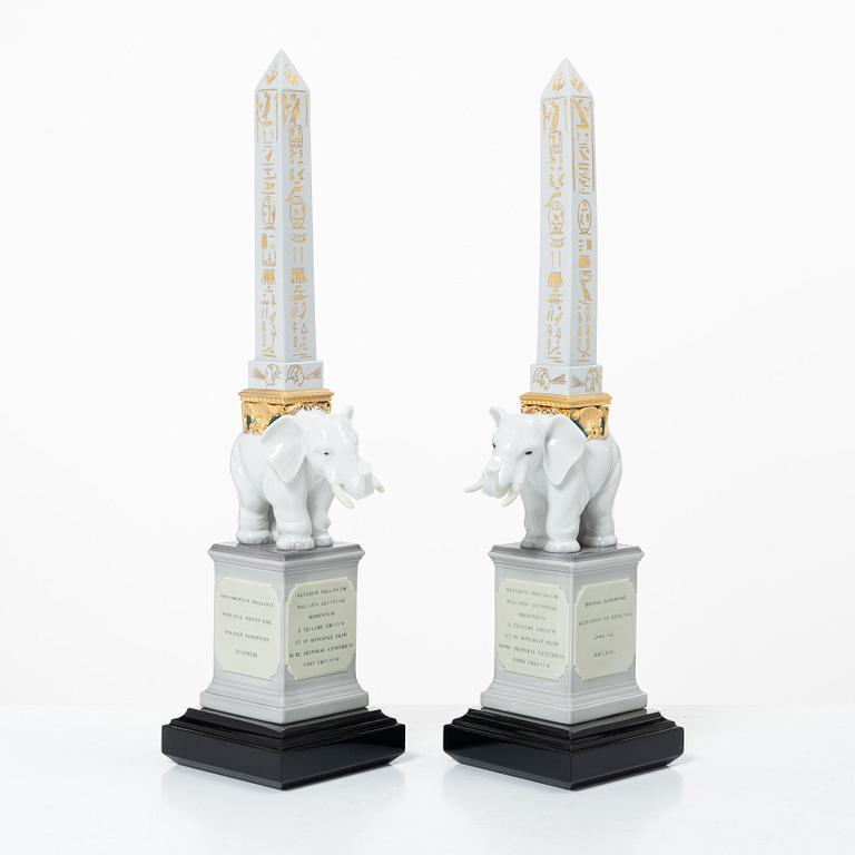 Lladró, figuriner, ett par, "Pulcini obelisk (golden white left)" samt "Pulcini obelisk (golden white right)", Spanien.