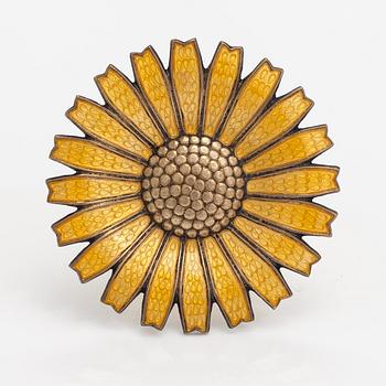 Georg Jensen, Brosch "Daisy", förgyllt sterlingsilver, emalj. Anton Michelsen, Köpenhamn.